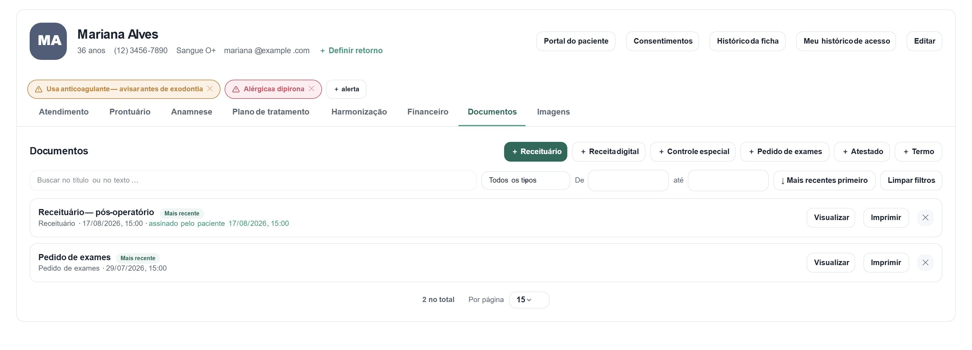 Tela de documentos do paciente com receituário e termo emitidos, com data e situação da assinatura.